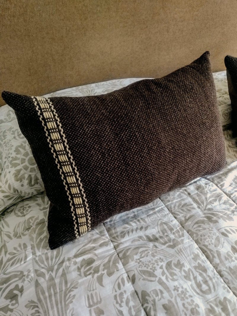 Pies de cama con almohadones tejidos en telar Cunco artesanales